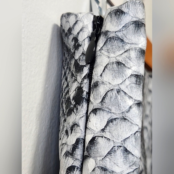 Dynamite Size M Animal Print/Snake Pattern Mini Skirt Black/White Zipper Closure - Picture 3 of 8